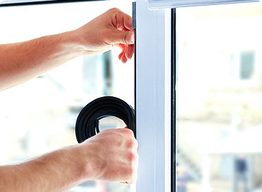 Замена уплотнителя на пластиковых окнах